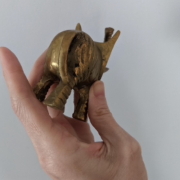 Vintage Brass Elephant statuette 🐘 - Picture 7 of 9